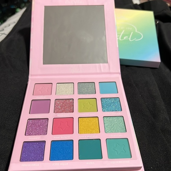 BeBella Life in Pastel Matte Shimmer
Glitter 16 Color Pastel Eyeshadow Palette - Picture 6 of 8